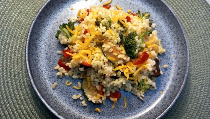 Bulgur s brokolicí, paprikou, cuketou, sušenými rajčaty a sýrem