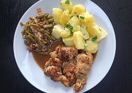 Kuřecí steaky s fazolkami a slaninou