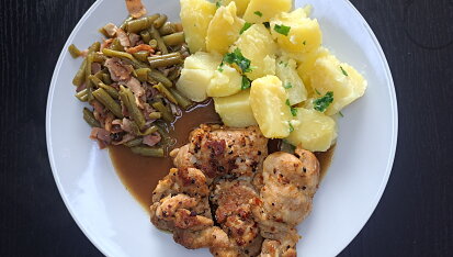 Kuřecí steaky s fazolkami a slaninou