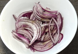 Salát z červené cibule