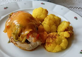 Kuřecí prso plněné klobásou s čedarovou pokrývkou