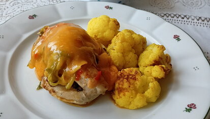 Kuřecí prso plněné klobásou s čedarovou pokrývkou