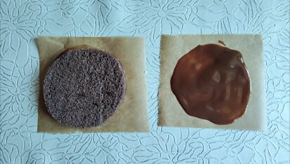 Ohýbané piškotové placičky, Na čokoládu přitiskneme piškot