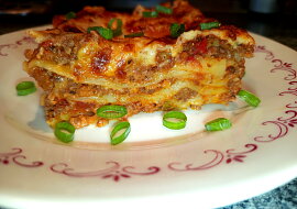 Lasagne bolognese se sýrovým bešamelem