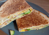 Tortilla s avokádem, vajíčkem a šunkou
