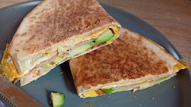 Tortilla s avokádem, vajíčkem a šunkou