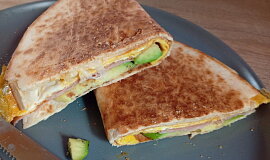 Tortilla s avokádem, vajíčkem a šunkou