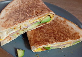 Tortilla s avokádem, vajíčkem a šunkou