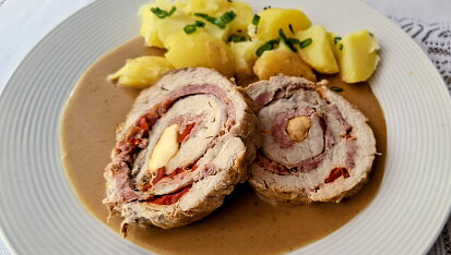 Vepřová roláda s cibulovou omáčkou se smetanou