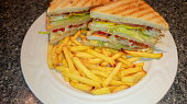 Club Sandwich s hranolkami