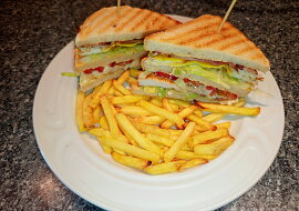 Club Sandwich s hranolkami