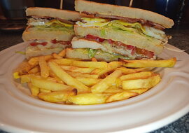 Club Sandwich s hranolkami