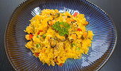 Paella s kuřecím masem a mořskými plody