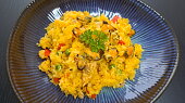 Paella s kuřecím masem a mořskými plody
