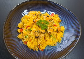Paella s kuřecím masem a mořskými plody