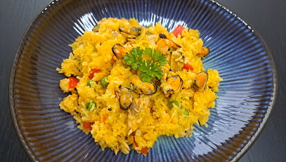 Paella s kuřecím masem a mořskými plody