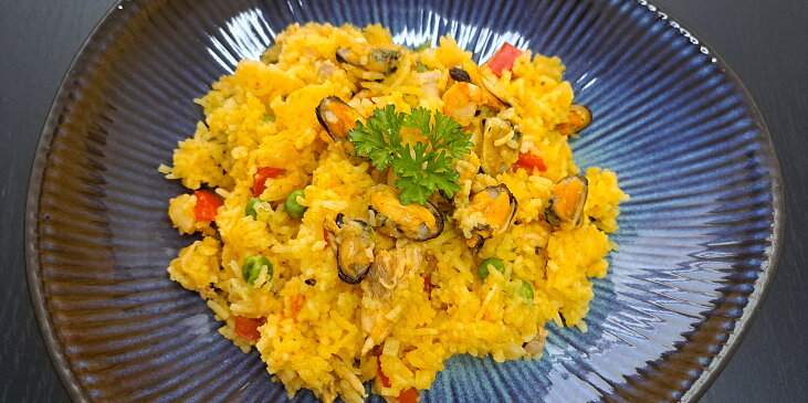 Paella s kuřecím masem a mořskými plody