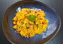 Paella s kuřecím masem a mořskými plody