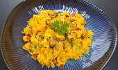 Paella s kuřecím masem a mořskými plody