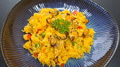 Paella s kuřecím masem a mořskými plody