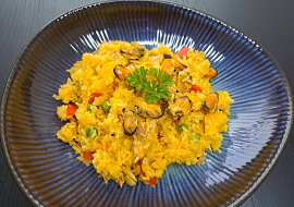 Paella s kuřecím masem a mořskými plody