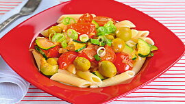 Penne s cuketou a olivami