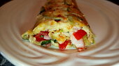 Roláda z cukety s brynzou a chorizem (Náplni se meze nekladou takže tady je pomazánkové máslo, sušený česnek, parmezán, šunka, slanina, mozzarella, ledový salát, rajče a jarní cibulka)