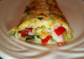 Roláda z cukety s brynzou a chorizem (Náplni se meze nekladou takže tady je pomazánkové máslo, sušený česnek, parmezán, šunka, slanina, mozzarella, ledový salát, rajče a jarní cibulka)