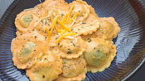 Rychlé tortellini ve smetanovo-pestové omáčce