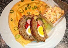 Sváteční plněná sekaná pečeně (S bramborovo-batátovou kaší a salát coleslaw)