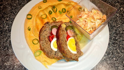 Sváteční plněná sekaná pečeně, S bramborovo-batátovou kaší a salát coleslaw