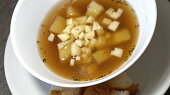 Česnečka s bramborem a sýrem (Syr krájam obyčajne na malé kocky.)