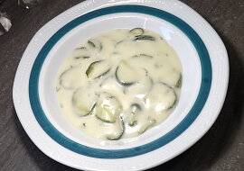Cuketový prešovský prívarok (Mldučkú cuketu strúham na tenké plátky na uhorkovom strúhadle.ú)