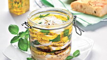 Nakládaná mozzarella s bylinkovou focacciou