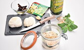 Nakládaná mozzarella s bylinkovou focacciou
