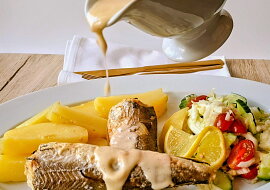 Mořská štika s bylinkami a smetanovo-citronovou omáčkou