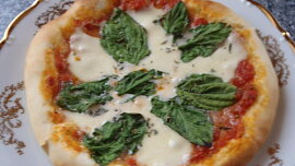 Pizza s čerstvým špenátem a rajčaty
