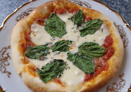 Pizza s čerstvým špenátem a rajčaty