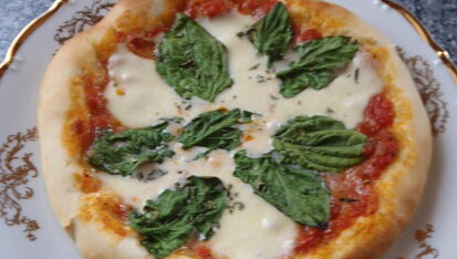 Pizza s čerstvým špenátem a rajčaty