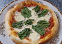 Pizza s čerstvým špenátem a rajčaty