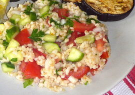 Kuskusový salát - tabbouleh (Niekedy robím z kuskusu, niekedy z bulguru. Vždy je skvelý.)
