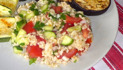 Kuskusový salát - tabbouleh, Niekedy robím z kuskusu, niekedy z bulguru. Vždy je skvelý.