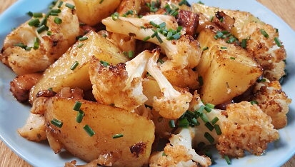 Květák pečený s bramborami a slaninou v jednom pekáčku