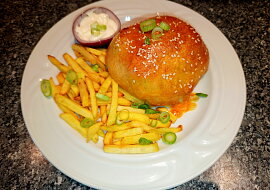 Burger z trouby v kynutém těstě