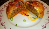 Burger z trouby v kynutém těstě