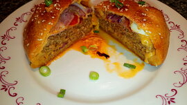 Burger z trouby v kynutém těstě