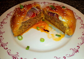 Burger z trouby v kynutém těstě