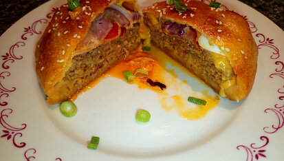 Burger z trouby v kynutém těstě