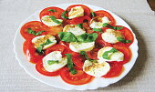 Italské Caprese z rajčat, mozzarelly a bazalky