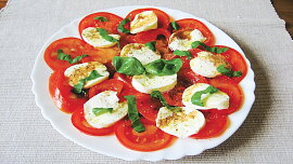 Italské Caprese z rajčat, mozzarelly a bazalky